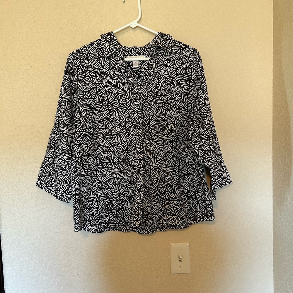 Chico’s No Iron Blouse Women’s Size Large Black White Leaf Zebra Print